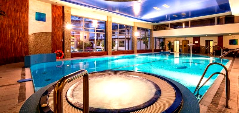 Jak iść na basen w hotelu? Zasady i przygotowanie bez stresu