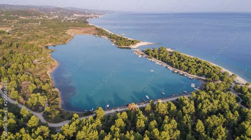 Kassandra na Halkidiki – jak zaplanować plaże, trasy i nocleg