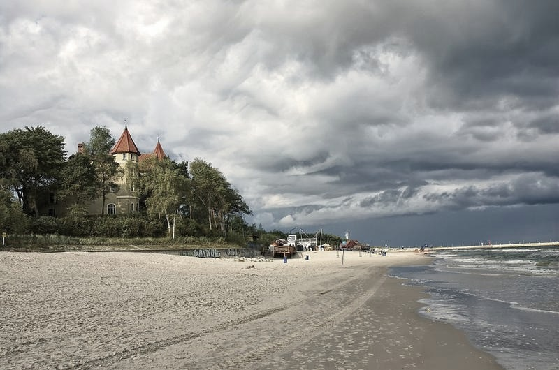 Łeba dla dorosłych: jak omijać tłumy i turystyczne pułapki?
